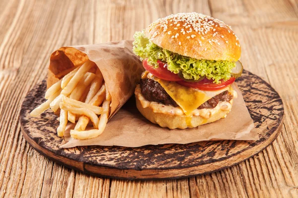 Hamburger fresco su assi di legno — Foto Stock