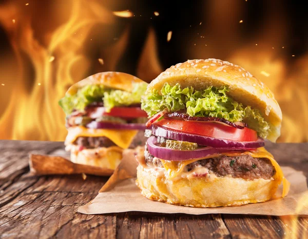 Hamburgers faits maison avec feu — Photo