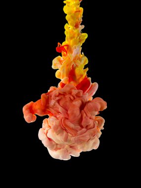 Renkli mürekkep siyah arka plan üzerine izole