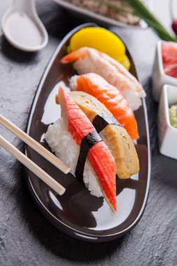 Kara taş üzerine hizmet lezzetli suşi parçaları
