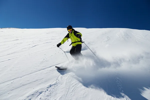 Alpiner Skifahrer auf der Piste, Skiabfahrt — Stockfoto