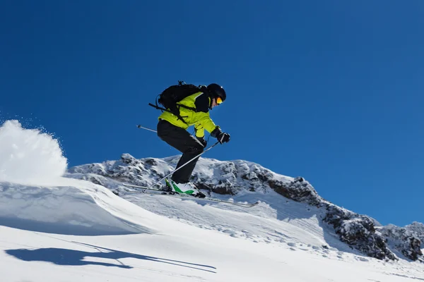 Alpiner Skifahrer auf der Piste, Skiabfahrt — Stockfoto