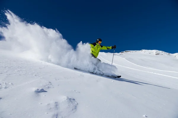 Alpin skidåkare på pisten, skidåkning slalom — Stockfoto