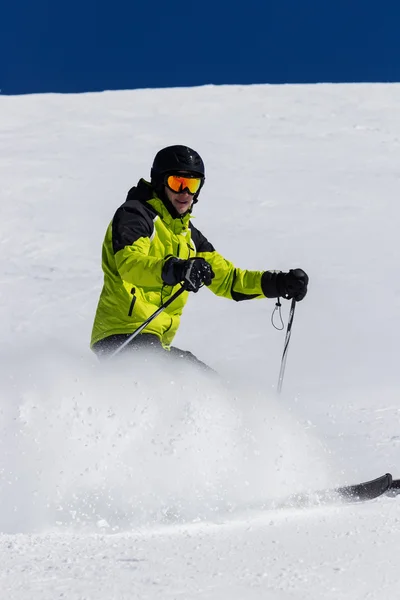 Alpin skidåkare på pisten, skidåkning slalom — Stockfoto