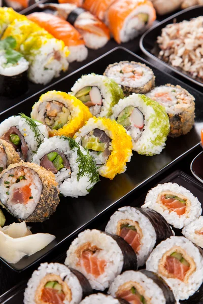 Délicieuses pièces de sushi servies sur pierre noire — Photo