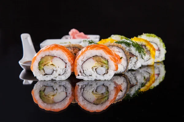 Köstliche Sushi-Stücke auf schwarzem Hintergrund — Stockfoto
