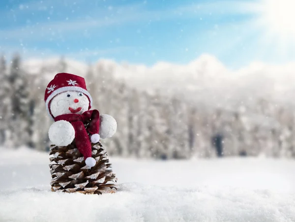 Inverno cenário nevado com homem de neve — Fotografia de Stock
