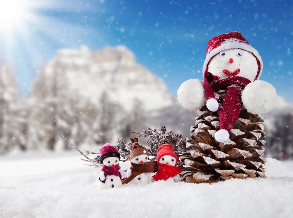 Inverno cenário nevado com homens de neve — Fotografia de Stock