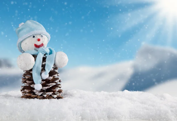 Paesaggio nevoso invernale con uomo della neve — Foto Stock
