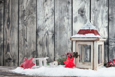 Karlı kış manzarası ile fener