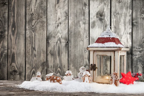 Paesaggio nevoso invernale con lanterna — Foto Stock