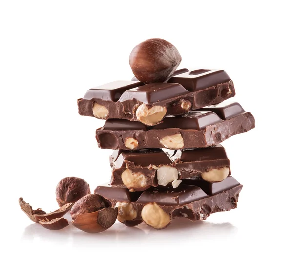 Tumpukan cokelat hazelnut di latar belakang putih — Stok Foto
