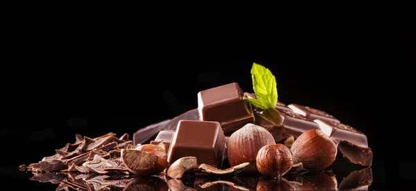 Mucchio di cioccolato alla nocciola su sfondo nero — Foto Stock