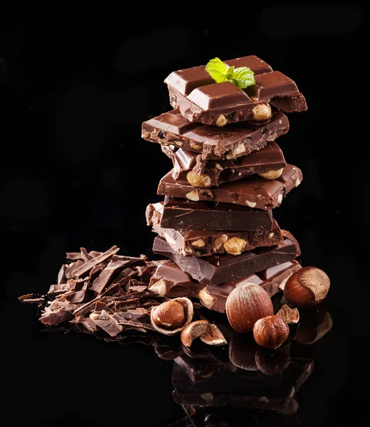 Mogyorós csokoládé, fekete háttér halom — Stock Fotó