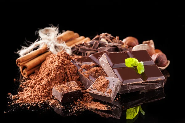 Stapel van hazelnoot chocolade op zwarte achtergrond — Stockfoto