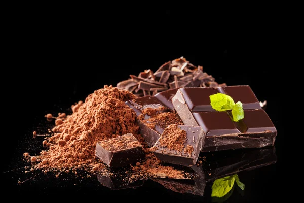 Mucchio di cioccolato alla nocciola su sfondo nero — Foto Stock