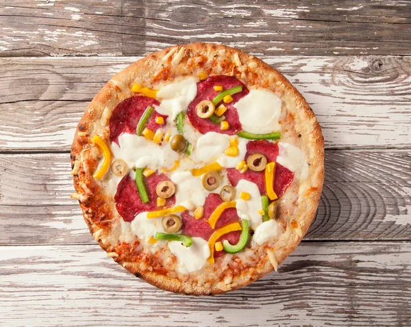 Läcker färsk pizza serveras på träbord — Stockfoto