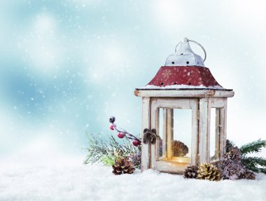 Karlı kış manzarası ile fener