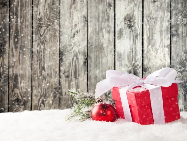 De giften van Kerstmis in sneeuw — Stockfoto