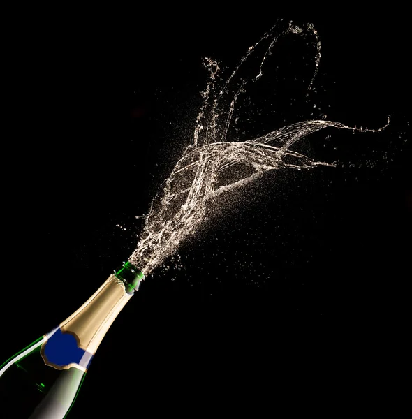 香槟酒瓶时溅起水花 — 图库照片