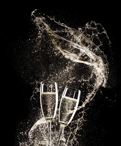 Copas de champán sobre fondo negro — Foto de Stock