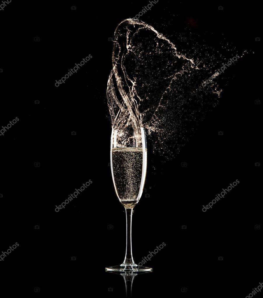 Champagnerglas auf schwarzem Hintergrund - Stockfotografie: lizenzfreie