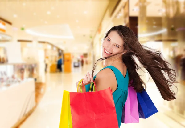 Bela jovem mulher com sacos de compras — Fotografia de Stock