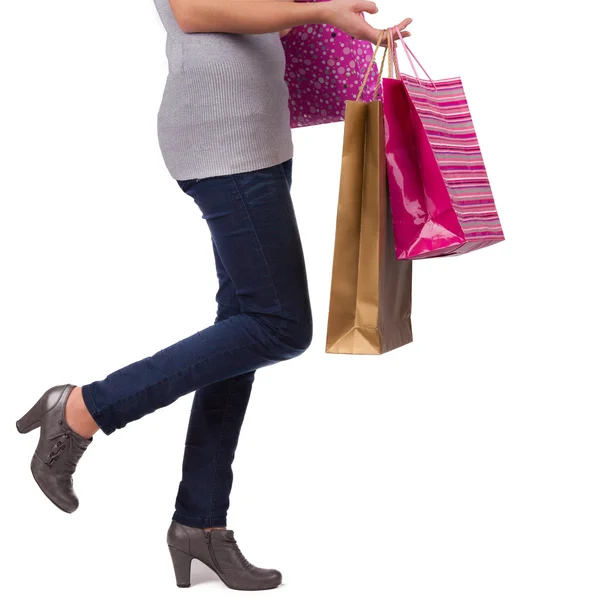 Jeune femme avec des sacs à provisions sur fond blanc — Photo