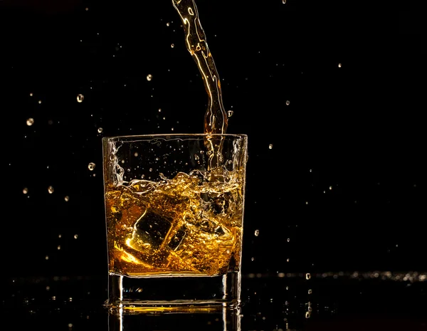 Splashing whiskey — Stock Photo, Image