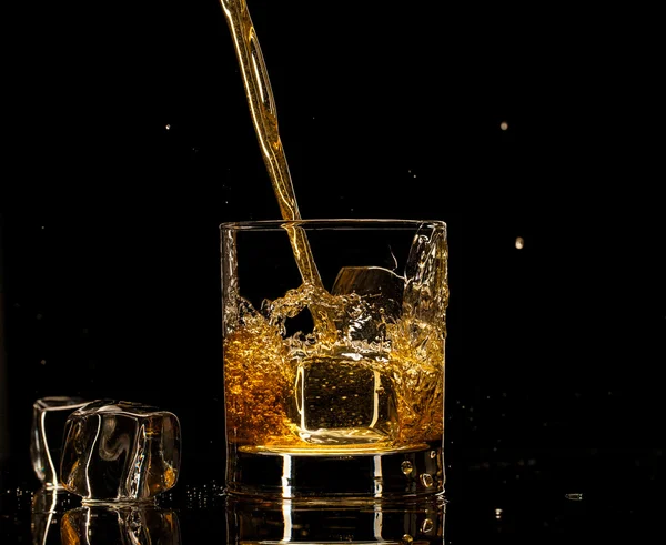 Splashing whiskey — Stock Photo, Image