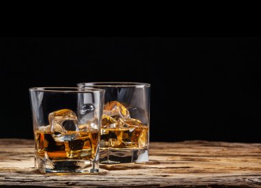 ahşap üzerine viski içecek