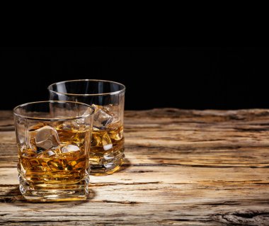 ahşap üzerine viski içecek