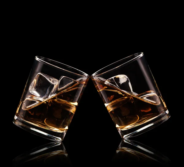 Bardak viski siyah arka plan üzerine — Stok fotoğraf