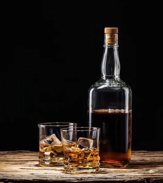 Ahşap üzerine viski içecek — Stok fotoğraf