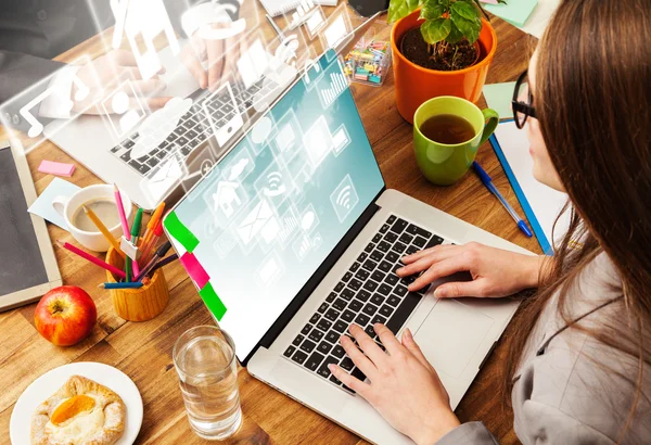 Vrouw werkt op laptop — Stockfoto