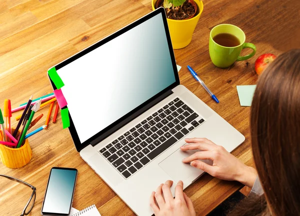 Vrouw werkt op laptop — Stockfoto