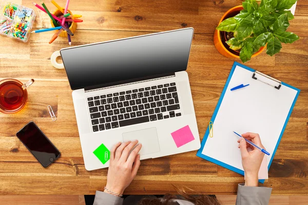 Woman working on laptop — Stock Photo, Image