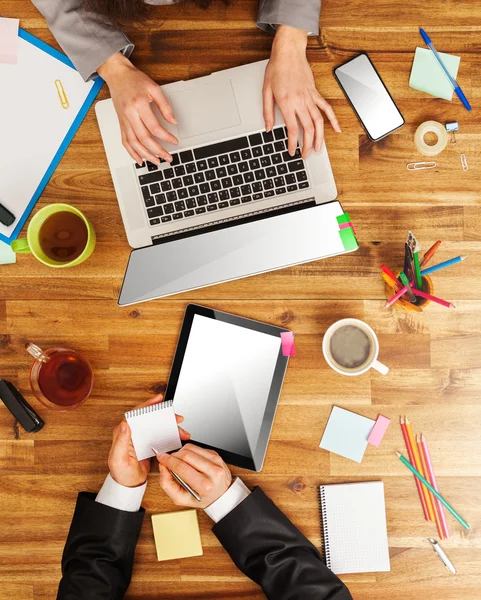 Homem e mulher trabalhando em laptops — Fotografia de Stock