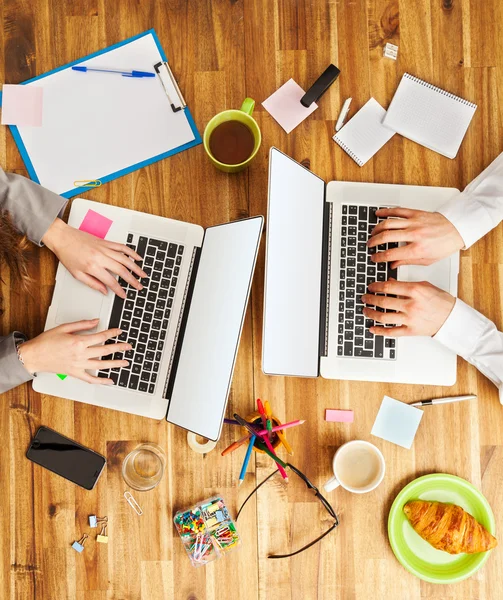 Mann und Frau arbeiten an Laptops — Stockfoto