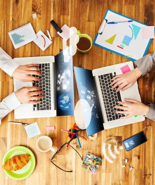 Hombre y mujer trabajando en computadoras portátiles — Foto de Stock