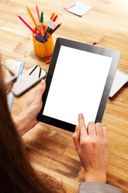 Tablet ile çalışan kadın
