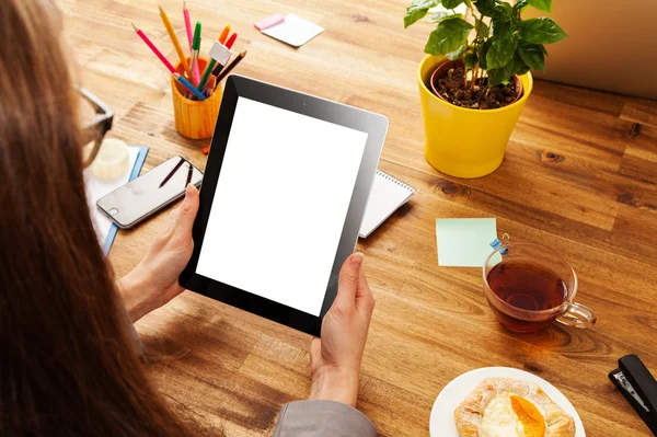 Femme travaillant avec une tablette — Photo