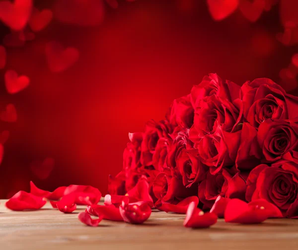 Buquê de rosas na mesa de madeira — Fotografia de Stock