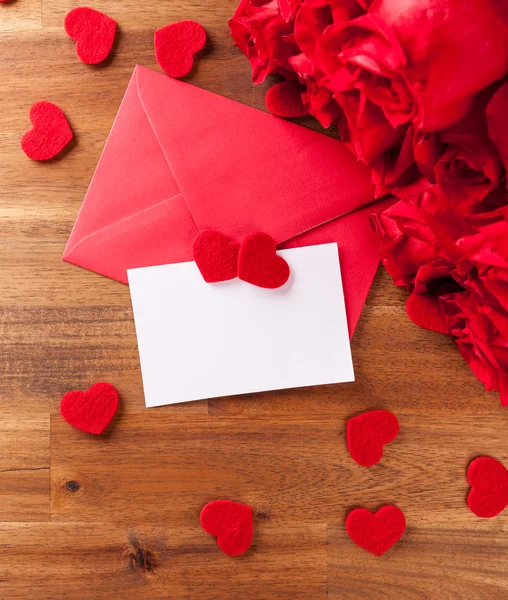 Envelope with roses on wooden table — Stock Photo, Image