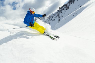 Erkek freerider kayakçı