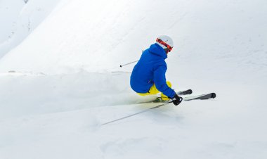 Erkek freerider kayakçı