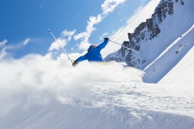 Erkek freerider kayakçı