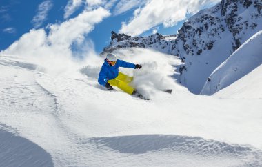 Erkek freerider kayakçı