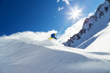 Erkek freerider kayakçı