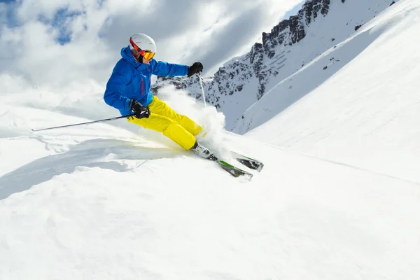 Esquiador freerider macho — Fotografia de Stock